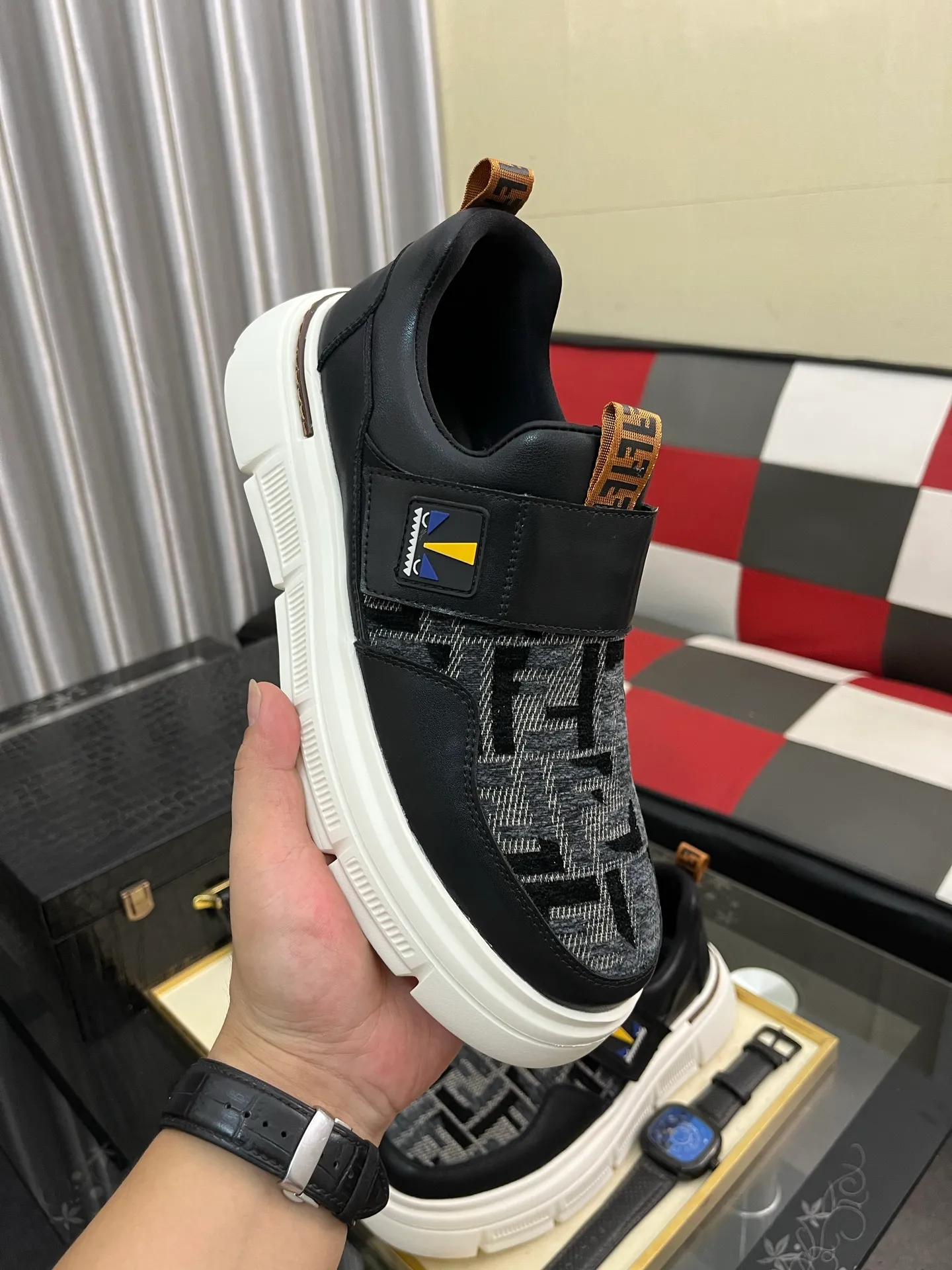 Men's Men's Shoes💰420⌚️⌚️[FENDI] Fendi's classic and comfortable men's, this complex sneaker is made of soft calfskin➕genuine leather lining➕original ultra-light rubber material with rough outsole. This unique light style is suitable for the casual and refined sensibility of this season. It is comfortable and natural on the feet. It is an everyday style for casual travel in autumn and winter! Code number: 38−443️⃣Colors available